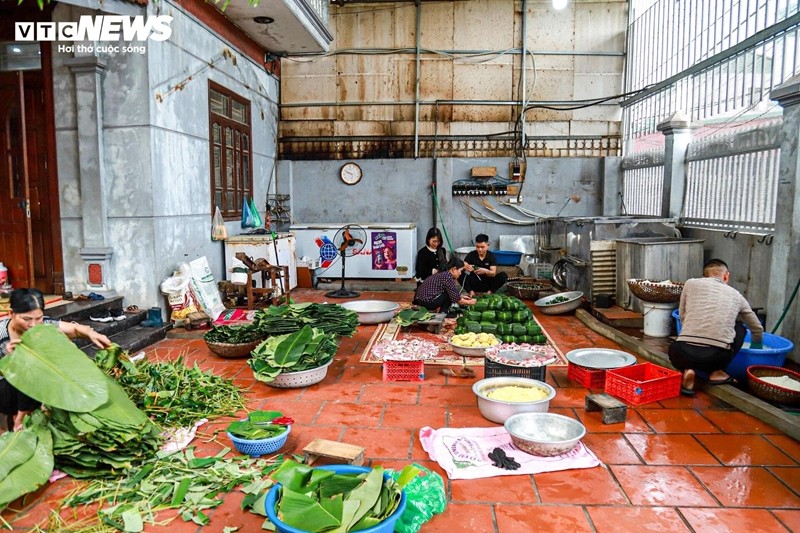 Le village de Tranh Khuc est célèbre pour ses délicieux « bánh chưng ». Les clients peuvent facilement trouver une atmosphère animée dans le village lorsqu'ils s'y rendent à l'approche du Têt. 
