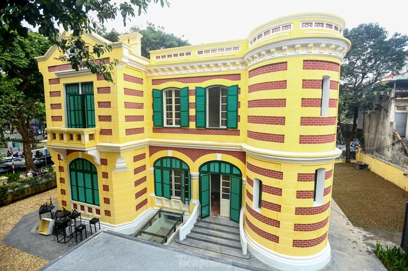 L'ancienne villa à l’architecture située au 49 rue Trân Hung Dao - 46 rue Hàng Bài, arrondissement de Hoan Kiem. Photo : CafeF.