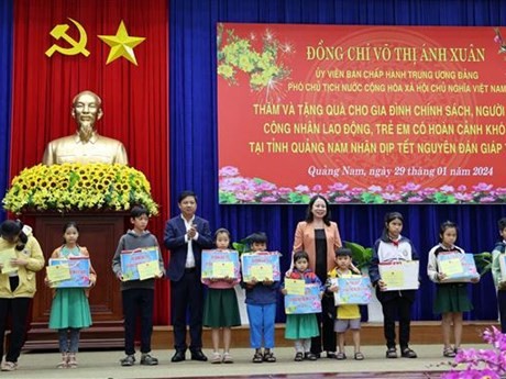 La Vice-Présidente vietnamienne Vo Thi Anh Xuân remet des cadeaux du Têt à Quang Nam. Photo : VNA.