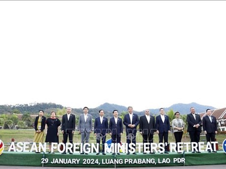 Les chefs de délégations et le secrétaire général de l'ASEAN à la réunion restreinte des ministres des Affaires étrangères de l'ASEAN. Photo : VNA.
