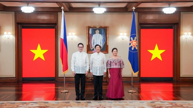 L'ambassadeur du Vietnam aux Philippines, Lai Thai Binh (1er, à gauche) et le Président philippin Ferdinand Romualdez Marcos Jr. et son épouse. Photo : VOV.