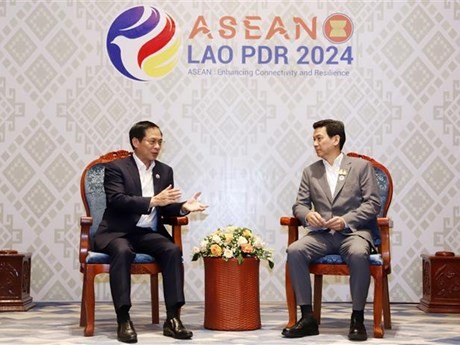 Le ministre vietnamien des Affaires étrangères Bùi Thanh Son (à gauche) et le vice-Premier ministre et ministre des Affaires étrangères de Thaïlande, Parnpree Bahiddha-Nukara, le 29 janvier au Laos. Photo : VNA.