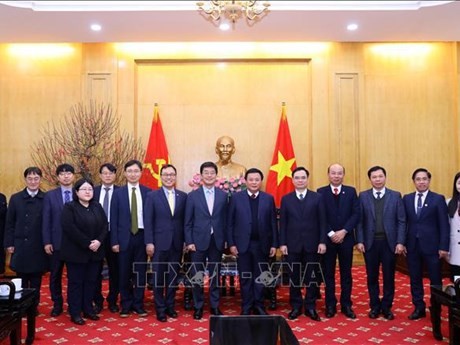 Les délégués de l’Académie nationale de politique Hô Chi Minh et de l'Académie diplomatique de la République de Corée. Photo : VNA.