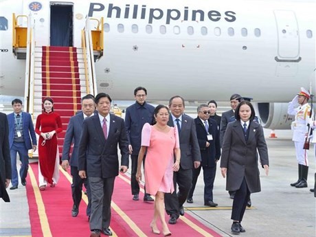 Le Président philippin Ferdinand Romualdez Marcos Jr. et son épouse sont arrivés lundi après-midi, 29 janvier, à Hanoï. Photo : VNA.