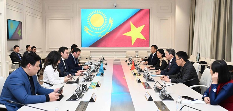 Séance de travail entre la délégation de la province vietnamienne de Khanh Hoa et le maire adjoint de la ville kazakhe d’Almaty, Alisher Abdykadyrov. Photo: baoquocte.vn.