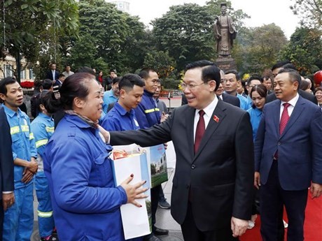Le Président de l'Assemblée nationale, Vuong Dinh Huê, offre des cadeaux du Têt à des travailleurs de Hanoï. Photo : VNA.