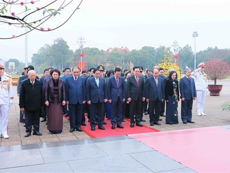 Une délégation du Parti, de l’État, de l’Assemblée nationale, du gouvernement et du Front de la Patrie du Vietnam rend hommage au Président Hô Chi Minh dans son mausolée, le 7 février à Hanoi. Photo : VNA.