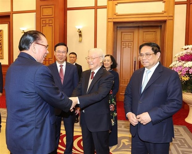 Le Secrétaire général du PCV, Nguyên Phu Trong (au milieu), à la rencontre des dirigeants et anciens dirigeants du Parti et de l’État vietnamiens, le 7 février à Hanoi. Photo: VNA.