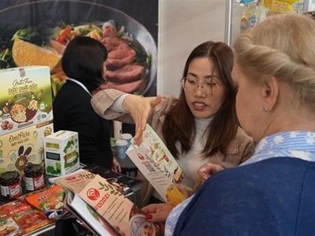 Les clients russes s’intéressent aux produits alimentaires vietnamiens. Photo : VNA.