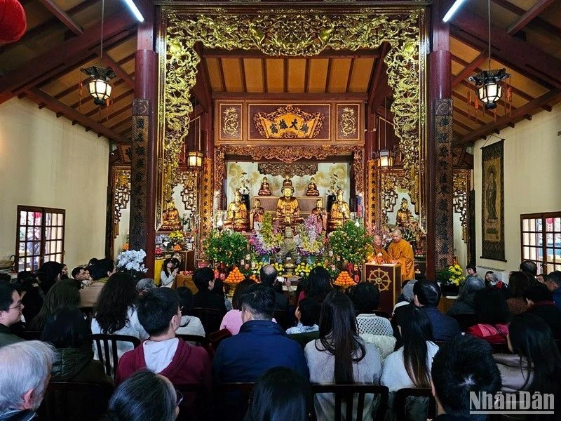 De nombreux Vietnamiens en France sont présents à la pagode Truc Lâm (à Villebon-sur-Yvette, en banlieue de Paris) pour rendre le culte à Bouddha lors du premier jour du Nouvel an lunaire. Photo : NDEL.