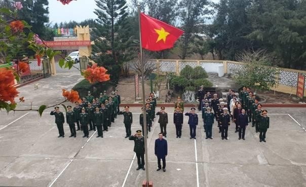 La cérémonie de levée des couleurs sur l'île Bach Long Vi. Photo : Nguyên Khanh.