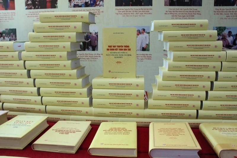 Le livre du Secrétaire général du PCV, Nguyên Phu Trong, sur la promotion de la tradition de grande union nationale. Photo : dangcongsan.org.vn.