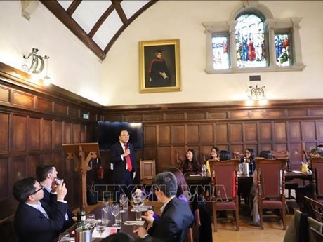 L'ambassadeur du Vietnam au Royaume-Uni, Nguyen Hoang Long, prend la parole lors de l'événement célébrant le Nouvel An lunaire au Westminster College de l'Université de Cambridge. Photo : VNA.