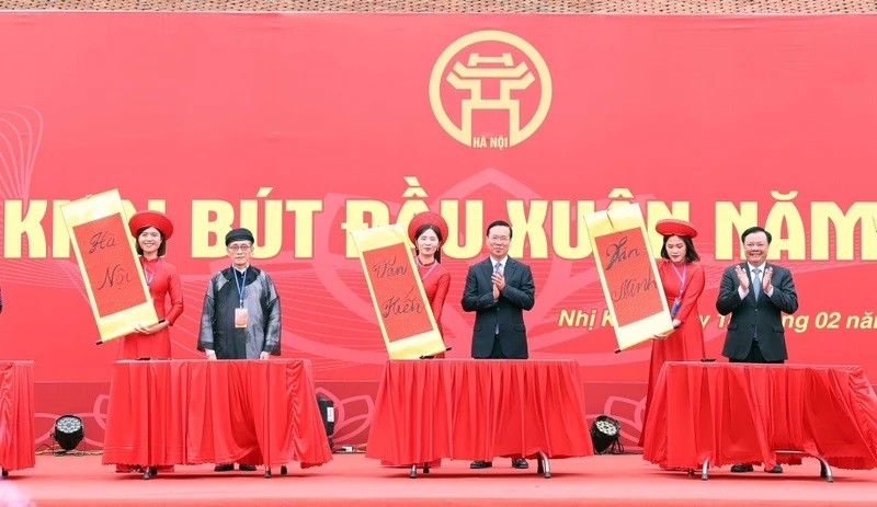 Le Président vietnamien Vo Van Thuong lors de la cérémonie d’écriture de la nouvelle année, le 18 février au Mémorial de Nguyên Trai, dans le district de Thuong Tin, en banlieue de Hanoï. Photo : VNA.