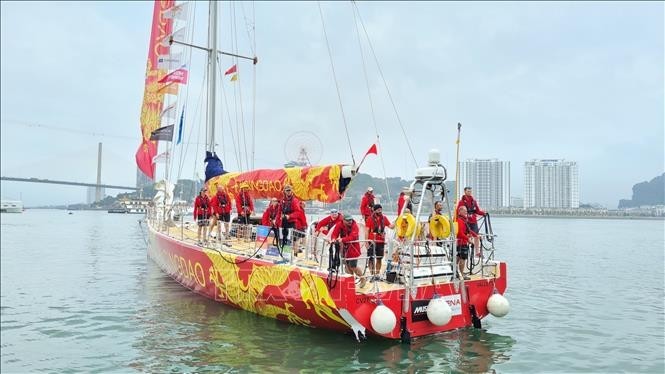 Qingdao est le premier volier à avoir atteint la baie d’Ha Long à 13h20. Photo : VNA.