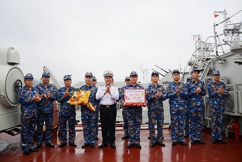 Le chef de la 3e zone maritime est venu offrir des cadeaux aux soldats. Photo : QĐND.
