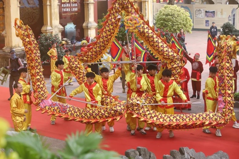 La danse du dragon traduit la légende selon laquelle les Vietnamiens sont nés de l’union du Dragon et des Fées. Photo : NDEL.