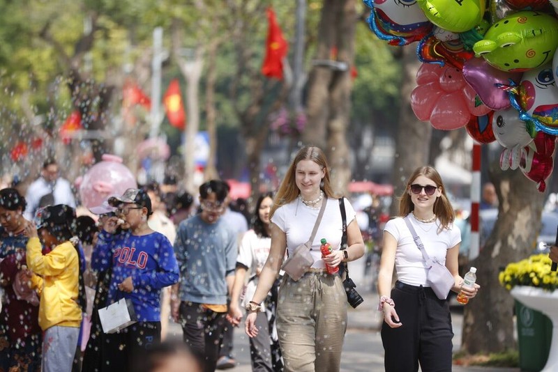 L'augmentation du nombre de visiteurs étrangers s'explique par des politiques de visa favorables et une bonne exploitation de marchés touristiques. Photo : VNA.