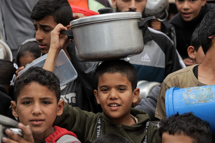 Les enfants attendent pour recevoir une aide alimentaire à Rafah, dans la bande de Gaza. Photo: Xinhua/VNA.