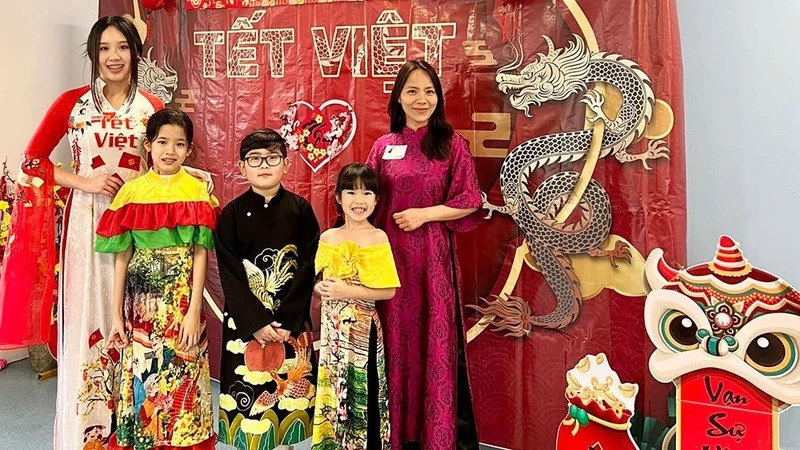 L'événement est une bonne occasion pour les élèves britanniques de découvrir la culture et les emblèmes du Têt chez les Vietnamiens. Photo : LOANI VN-UK.