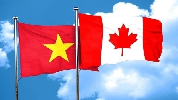 Les drapeaux du Vietnam (à gauche) et du Canada. Photo : VNA.