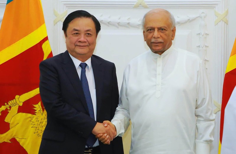 Le ministre vietnamien de l'Agriculture et du Développement rural, Lê Minh Hoan (à gauche), et le Premier ministre sri-lankais, Dinesh Gunawardena. Photo: baoquocte.