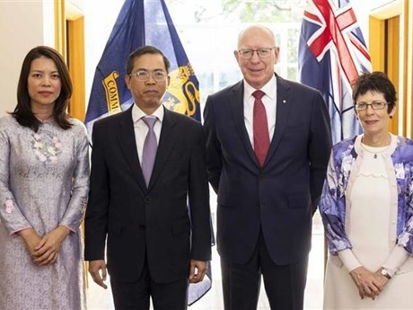 L'ambassadeur vietnamien en Australie, Pham Hung Tam (2e, à gauche), et son épouse (première à gauche), et le gouverneur général australien, David Hurley, et son épouse. Photo : VNA.