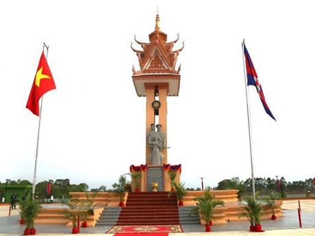 Le monument de l'amitié Vietnam - Cambodge dans la province cambodgienne de Svay Rieng. Photo : VNA.