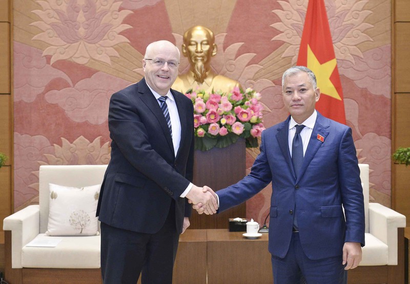 Le vice-président de la Commission des relations extérieures de l’AN vietnamienne, Dôn Tuân Phong (à droite), et l’ambassadeur de la République de Finlande au Vietnam, Keijo Norvanto, le 28 février à Hanoi. Photo : quochoi.vn.