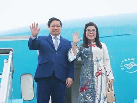 Le PM vietnamien Pham Minh Chinh et son épouse partent pour le Sommet spécial ASEAN - Australie et des visites officielles en Australie et en Nouvelle-Zélande. Photo : VNA.