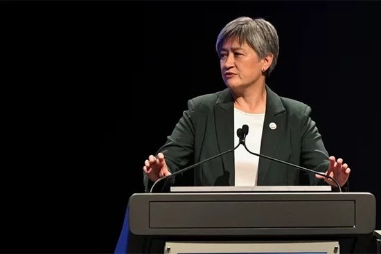 La ministre australienne des Affaires étrangères, Penny Wong, prend la parole lors du Forum de coopération maritime. Photo : Reuters.