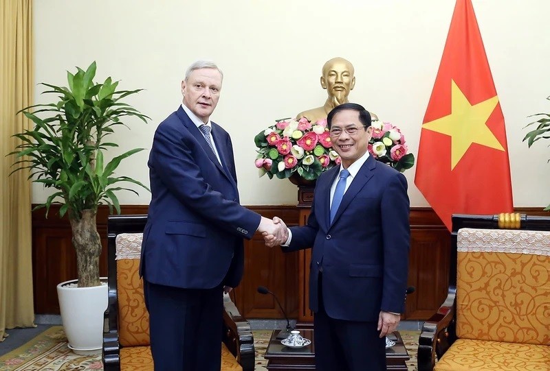 Le ministre vietnamien des AE, Bùi Thanh Son (à droite), et le premier vice-ministre russe des AE, V. Titov, le 3 mars à Hanoi. Photo: ministère vietnamien des AE.