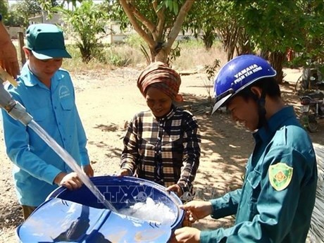 De l'eau potable est transportée aux foyers de l'ethnie S'Tieng au hameau Ba Buong, dans la province de Dong Nai. Photo : VNA..