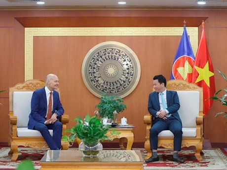 Le ministre vietnamien des Ressources naturelles et de l'Environnement, Dang Quôc Khanh (à droite), et l'ambassadeur des Pays-Bas au Vietnam, Kees van Baar. Photo : VNA.