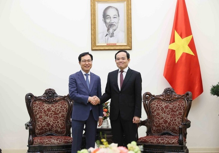 Le Vice-Premier vietnamien ministre Trân Luu Quang (à droite) et le directeur général de Samsung Vietnam, Choi Joo Ho. Photo : VNA.