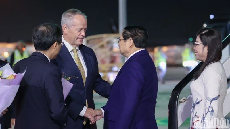 Le PM vietnamien Pham Minh Chinh et son épouse à leur arrivée à l’aéroport de Melbourne, en Australie, le 4 mars. Photo : NDEL.