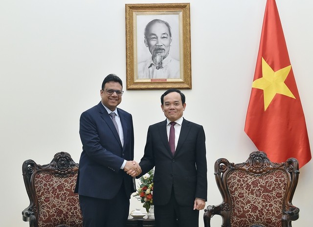 Le Vice-PM vietnamien, Trân Luu Quang (à droite), et le vice-président du géant américain P&G, Nitin Darbari, le 4 mars à Hanoï. Photo : baochinhphu.vn.