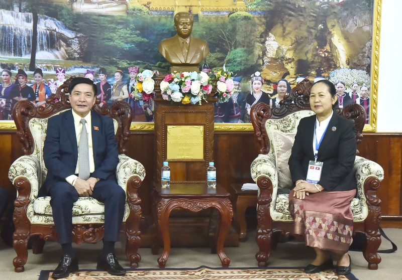 Le secrétaire général de l'AN vietnamienne, Bùi Van Cuong, également président du bureau de l’AN (à gauche), et la secrétaire générale de l’AN laotienne, Pingkham Lasasimma, le 6 mars au Laos. Photo : quochoi.vn.