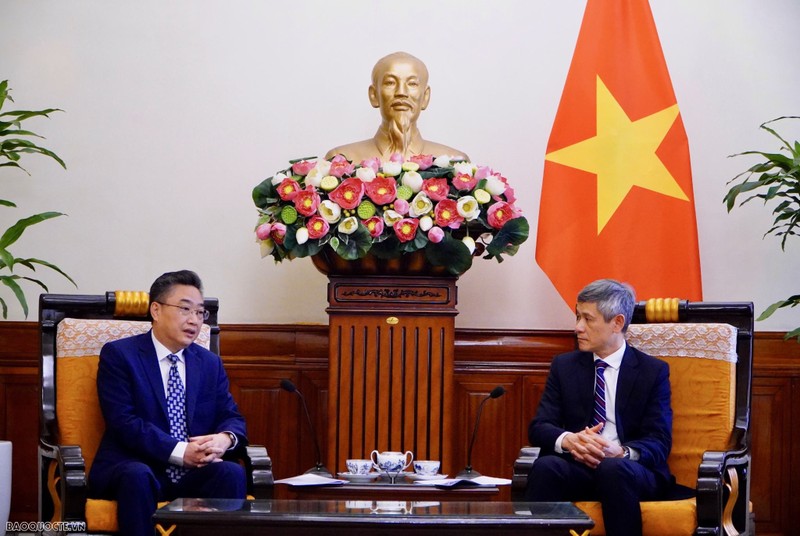 L’assistant du ministre vietnamien des Affaires étrangères, Nguyên Minh Vu (à droite), et le secrétaire général du Centre ASEAN — Chine, Shi Zhongjun, le 6 mars, à Hanoi. Photo : baoquocte.vn.