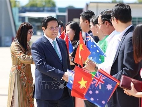 Le Premier ministre Pham Minh Chinh et son épouse font leur adieu aux représentants de la communauté vietnamienne en Australie avant de quitter Canberra pour une visite officielle en Nouvelle-Zélande, le 9 mars. Photo : VNA.