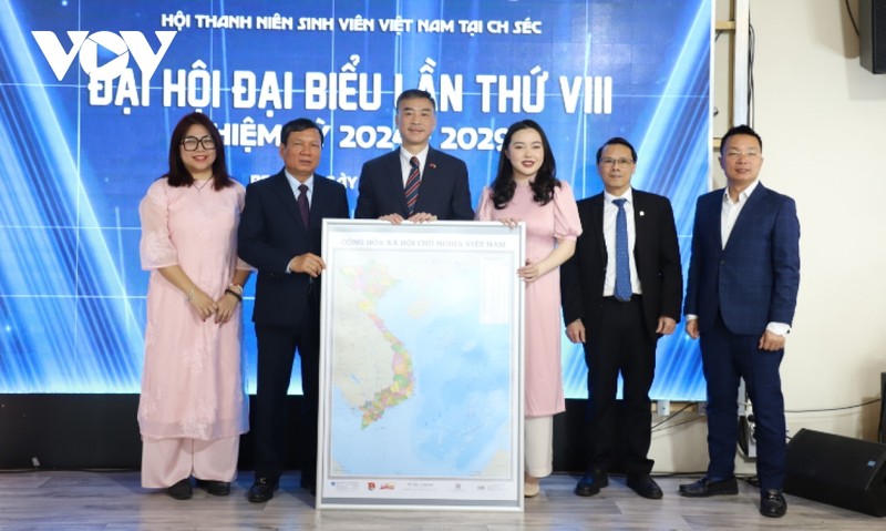 Les représentants de l’Association des jeunes et des étudiants vietnamiens en République tchèque ont remis la carte du Vietnam à l'ambassade du Vietnam et aux associations vietnamiennes en République tchèque et en Europe. Photo : VOV.
