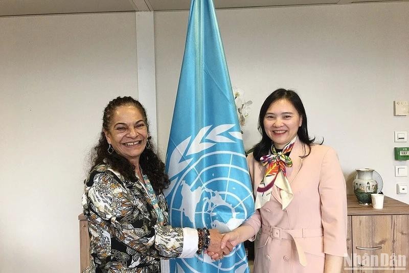 L’ambassadrice vietnamienne Nguyên Thi Vân Anh, chef de la délégation permanente du Vietnam auprès de l’UNESCO (à droite), et la sous-directrice générale de l’UNESCO pour les sciences exactes et naturelles, Lidia Arthur Brito, le 8 mars à Paris, en France. Photo : NDEL.
