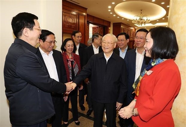 Le Secrétaire général du PCV, Nguyên Phu Trong (au centre), avec les membres du sous-comité du personnel du XIVe Congrès national du Parti. Photo : VNA.