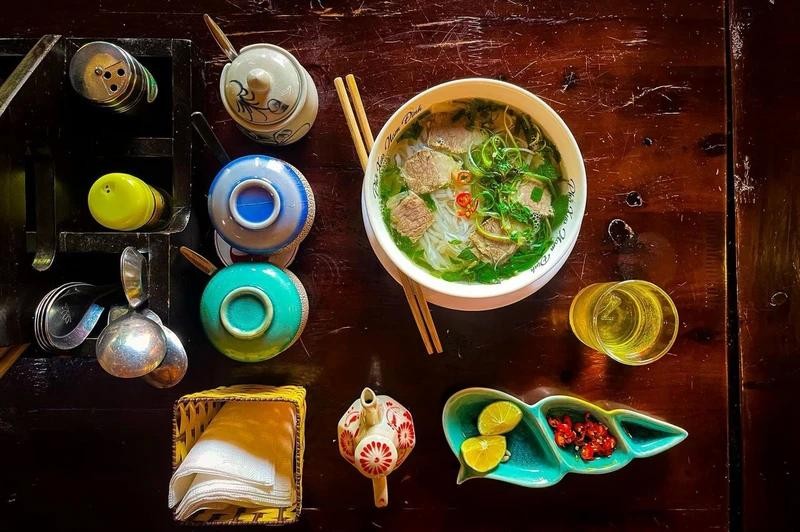 Le "phở" est un plat traditionnel de la cuisine vietnamienne, à base de bouillon de viande et de nouilles de riz, agrémentés de divers ingrédients. Photo : NDEL.