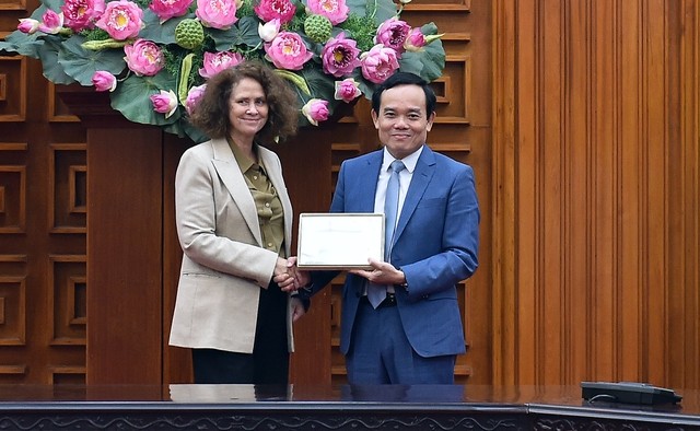 Le Vice-PM vietnamien Trân Luu Quang (à droite) et Carolyne Turk, directrice nationale de la Banque mondiale au Vietnam. Photo : baochinhphu.vn.