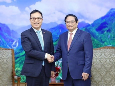 Le PM vietnamien Pham Minh Chinh (à droite) et le nouvel ambassadeur de République de Corée au Vietnam, Choi Young Sam, le 19 mars à Hanoi. Photo : VNA.