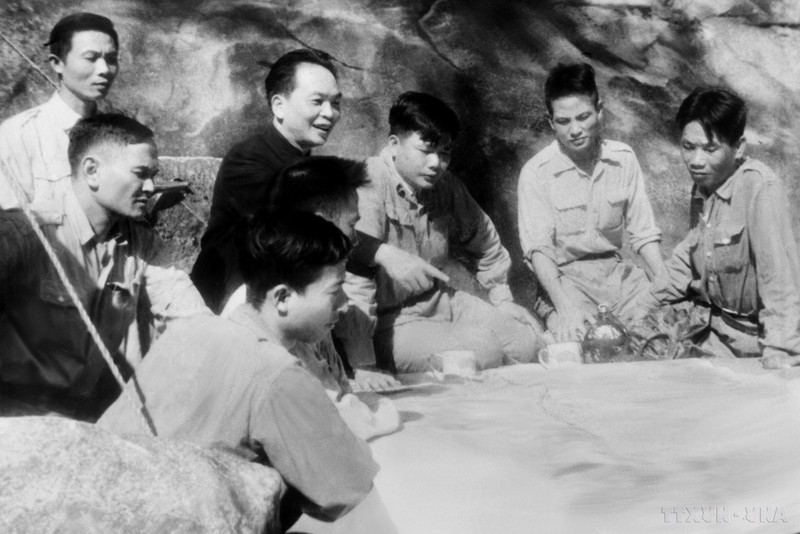 Le commandement de la campagne de Dien Biên Phu, sous la direction du général Vo Nguyên Giap, discuta des plans de combat pour chaque bataille. Photo d'archives : VNA.