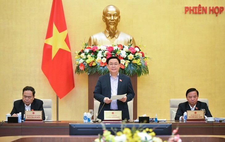 Le Président de l’Assemblée nationale du Vietnam, Vuong Dinh Huê (debout). Photo: quochoi.vn.