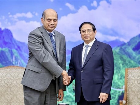 Le PM vietnamien Pham Minh Chinh (droite) et Karthik Rammohan, vice-président du groupe américain Lam Research. Photo : VNA.