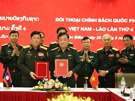 Les deux vice-ministres vietnamien et laotien signent le procès-verbal du 4e dialogue sur la politique de défense Vietnam - Laos. Photo : VNA.